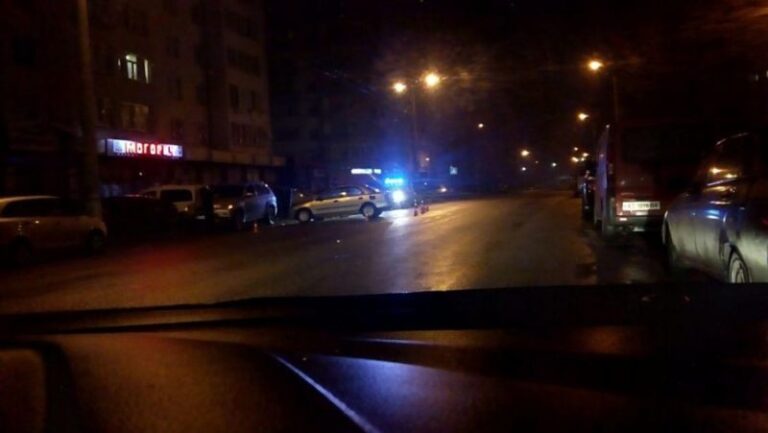 У Франківську п’яний водій врізався у припарковане авто та розбив голову