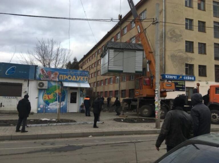 У Франківську на місці з’єднання бульварів встановили кіоск (ФОТО)