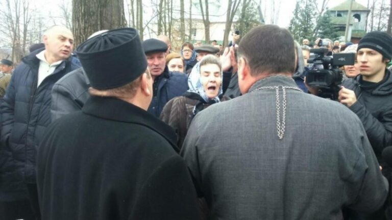На Прикарпатті люди два тижні не пускають до церкви священиків (ВІДЕО)