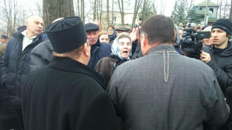 На Прикарпатті люди два тижні не пускають до церкви священиків (ВІДЕО)