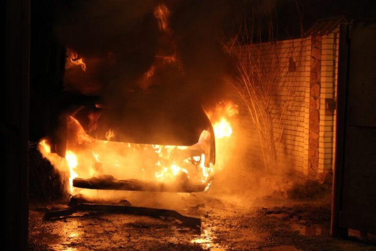 Вночі у Франківську горів Лексус депутата. Свідок каже про можливий підпал
