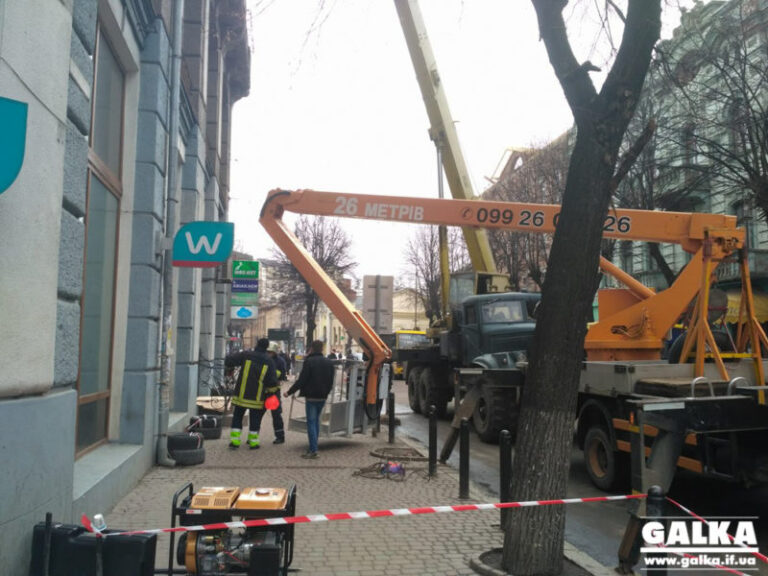 У центрі міста загроза обвалів: перекритий тротуар та розпочатий демонтаж старих балконів (ФОТО)