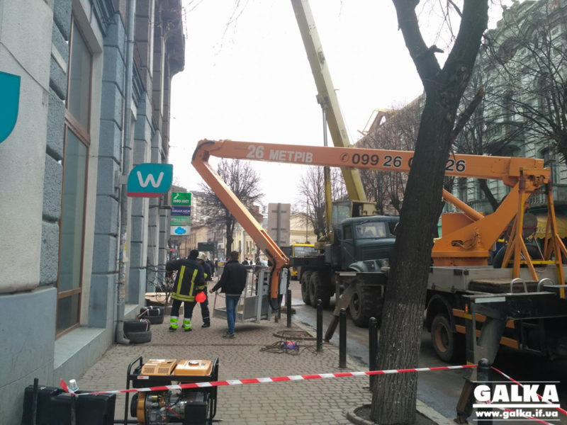 У центрі міста загроза обвалів: перекритий тротуар та розпочатий демонтаж старих балконів (ФОТО)