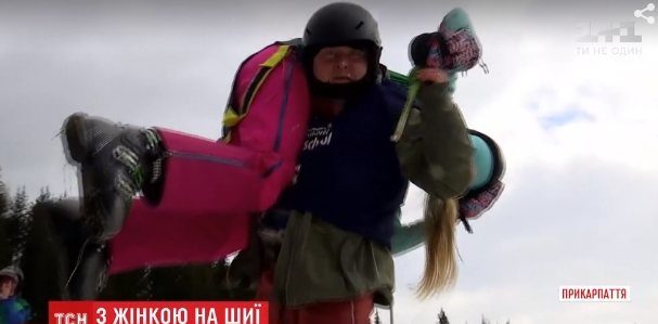 На Прикарпатті чоловіки 8 березня бігали з жінками на шиях