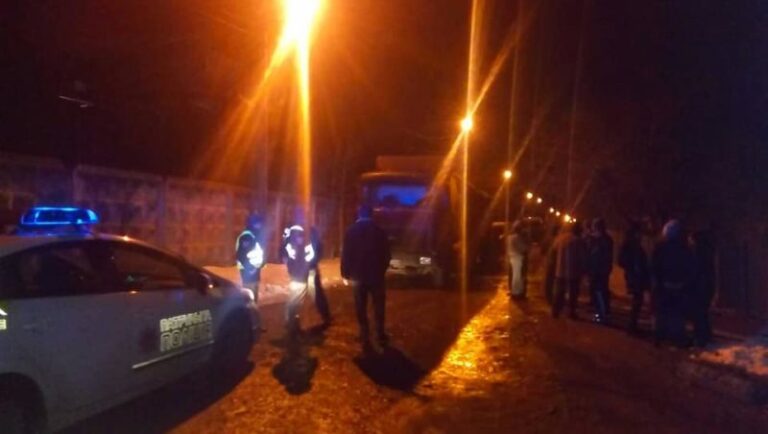 Мешканці зупинили цистерни з відходами сміттєзвалища. Комунальники кажуть, що все законно