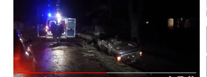 На околиці Франківська Aуді опинилася на даху у кюветі, люди в машині були нетверезі, – свідки (ВІДЕО)
