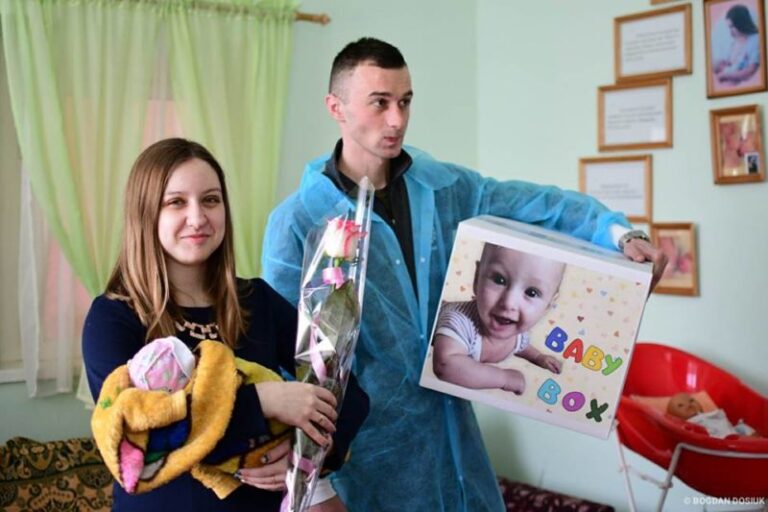 Перші baby box вручили в Івано-Франківську (ФОТО)