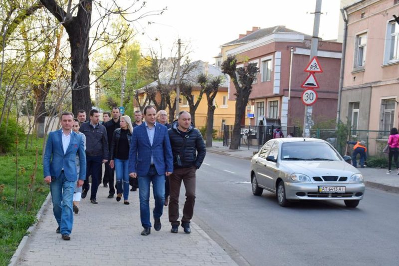 Чорна п`ятниця. Марцінків оглянув поточні ремонти та закликав усунути незаконні вивіски у центрі міста (ФОТО)