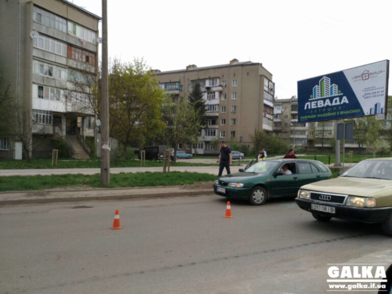 Ранкова ДТП: у Франківську водій “євробляхи” на переході збив жінку з дитиною (ФОТО)