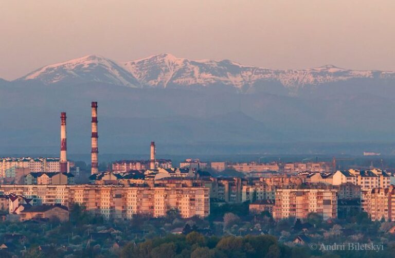 Франківець зафіксував неймовірні світлини міста на фоні Карпат (ФОТО)