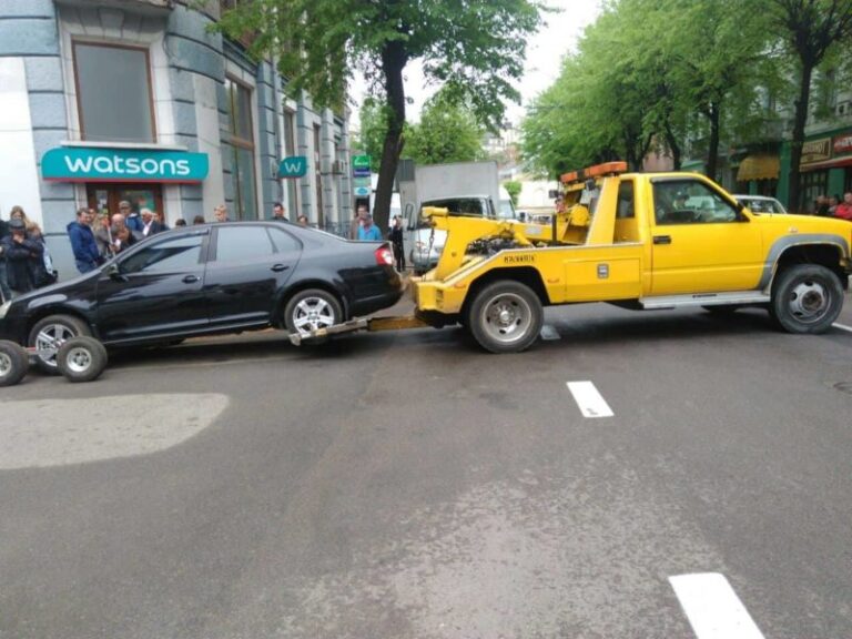 На Січових Стрільців почала діяти нова зупинка. З неї вже евакуйовують машини (ФОТО)