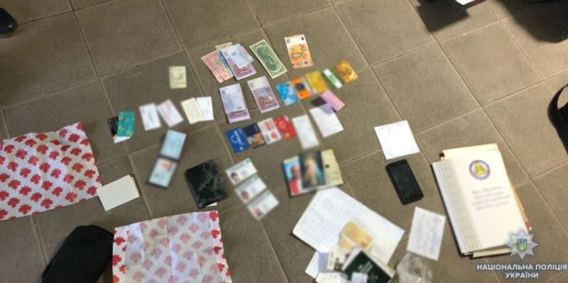 У Франківську спіймали хабарника. Отримані гроші хотів змити в унітаз (ФОТО)