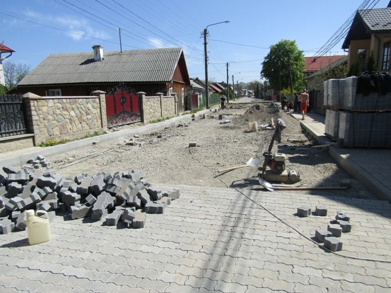 У Надвірній брукують ще одну вулицю (ФОТО)
