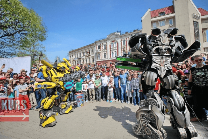 У центрі Франківська дітей та дорослих розважали трансформери (ФОТО, ВІДЕО)
