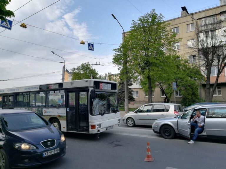 У Франківську маршрутка збила велосипедистку (ФОТО)