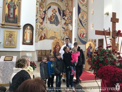 Парафіяни придбали кімнату багатодітній родині з Івано-Франківська