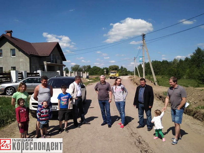 У Хриплині люди перекрили дорогу вантажівкам (ФОТО)
