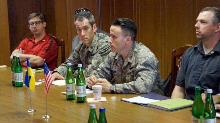Американські військові завітали в гості до франківських авіаторів (ФОТО)