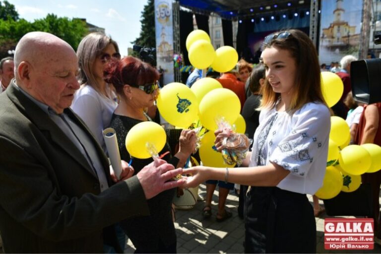 Тисячі франківців ласували пряниками з міською символікою  (ФОТО)