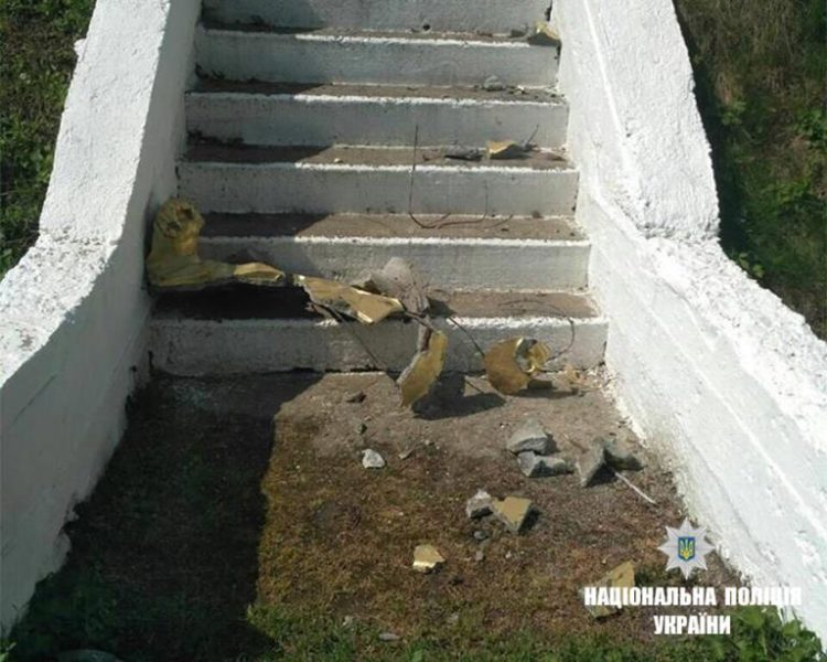 На Івано-Франківщині вандали двічі розбили пам’ятник Тарасу Шевченкові (ФОТО)