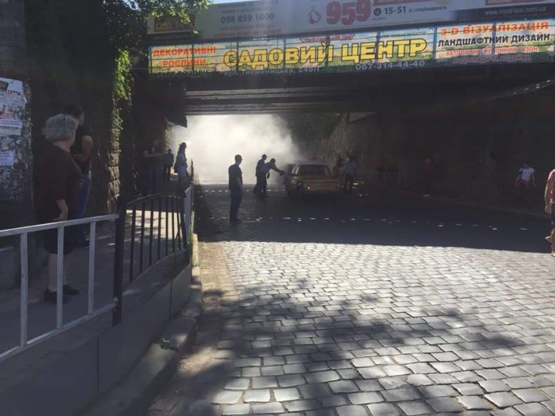 В Івано-Франківську посеред дороги загорівся “Запорожець” (ФОТО)