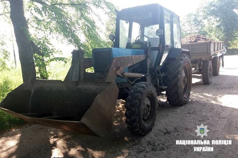 У прикарпатця, який незаконно видобував гравій, вилучили трактор