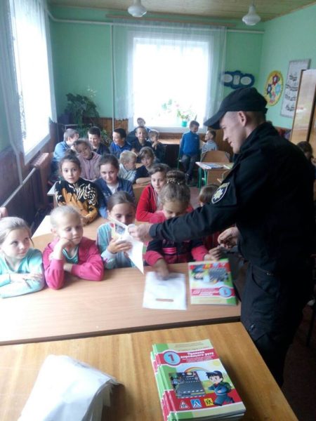 Прикарпатських школярів вчили правил дорожнього руху