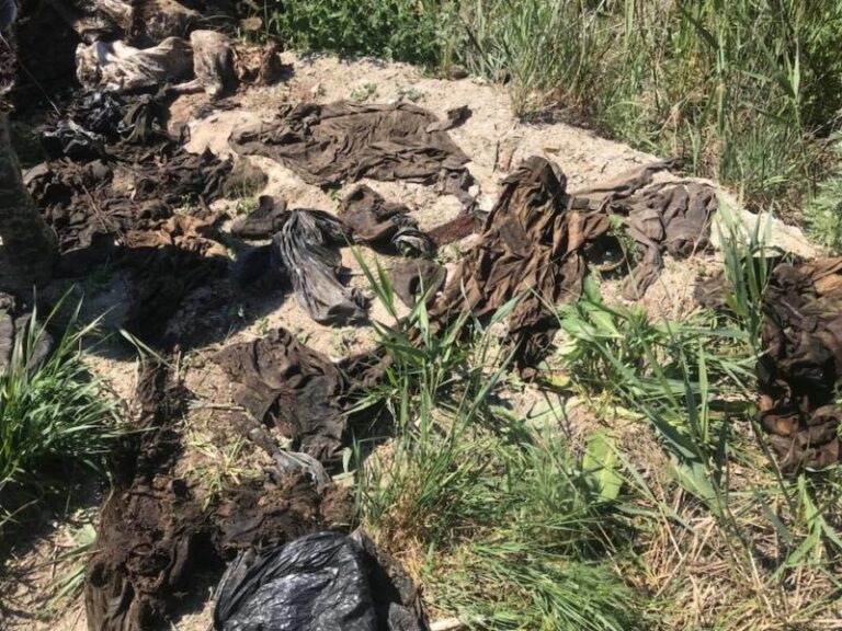 Закривавлена форма, нагороди та хрестики. Знайдено речі загиблих під Іловайськом (ФОТО)