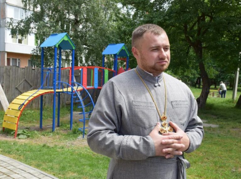 Поблизу франківської церкви облаштували дитячий майданчик