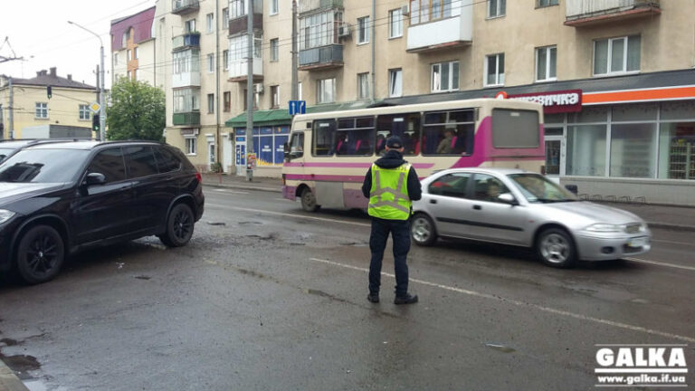 На Бандери власник Мерседесу в’їхав у яму та викликав патрульних (ФОТО)