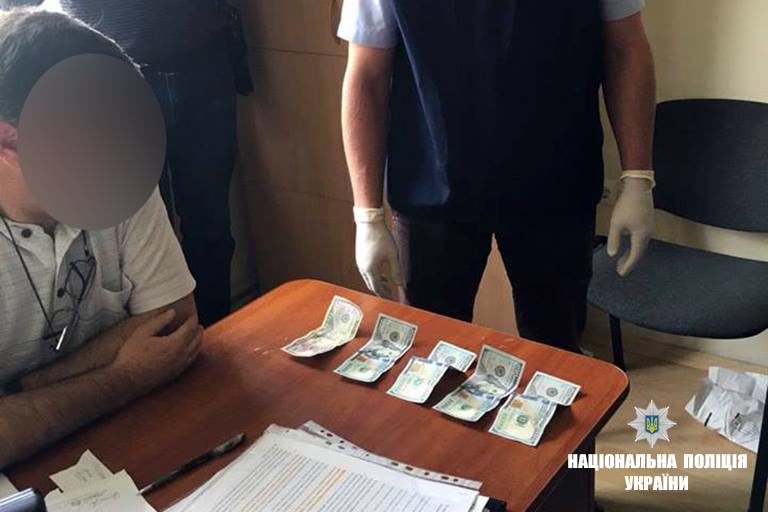 На Прикарпатті спіймали посадовця-хабарника (ФОТО)