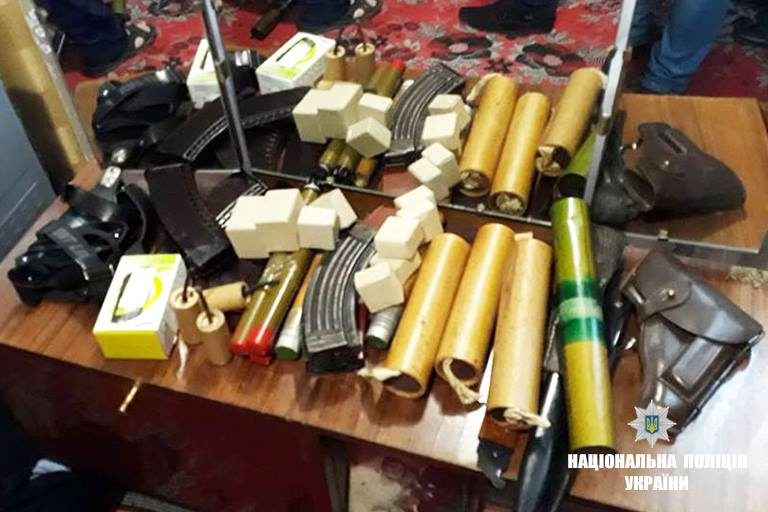 Гранатомет та понад 10 тисяч патронів. На Прикарпатті у колишнього військового вилучили великий арсенал зброї (ФОТО)