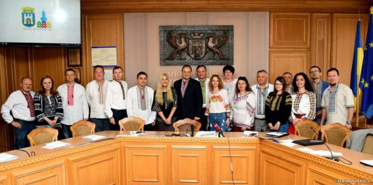 Як у Франківську відбулося “вишиванкове” засідання виконкому (ФОТО)