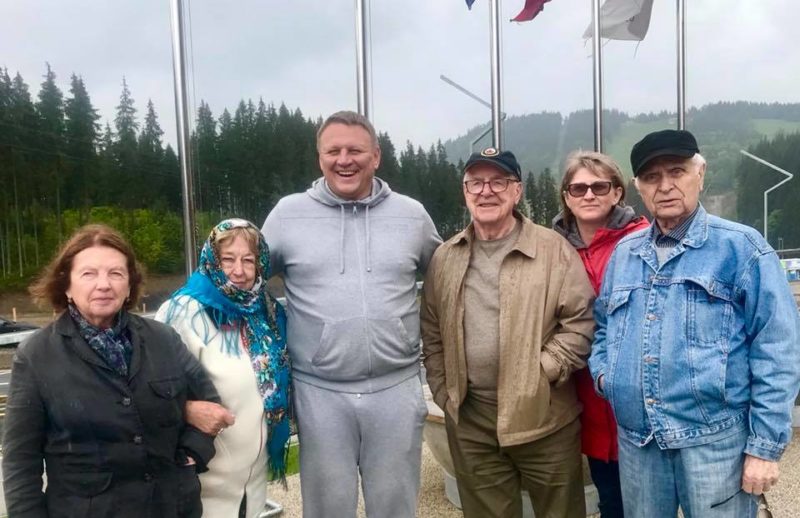 Нардеп Шевченко вигуляв канадійців по Буковелю (ФОТО)
