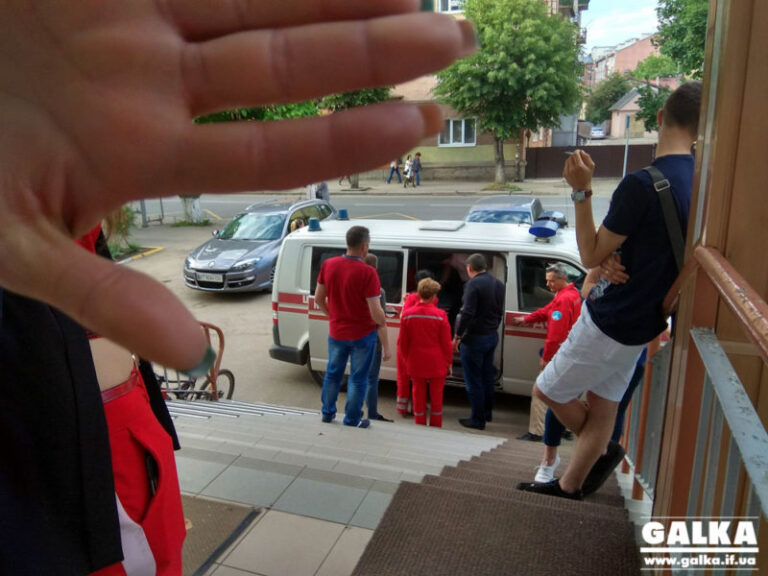 Керівників обласного пологового спіймали з хабарем. Одній з фігуранток стало погано (ФОТО, ВІДЕО, ОНОВЛЕНО)