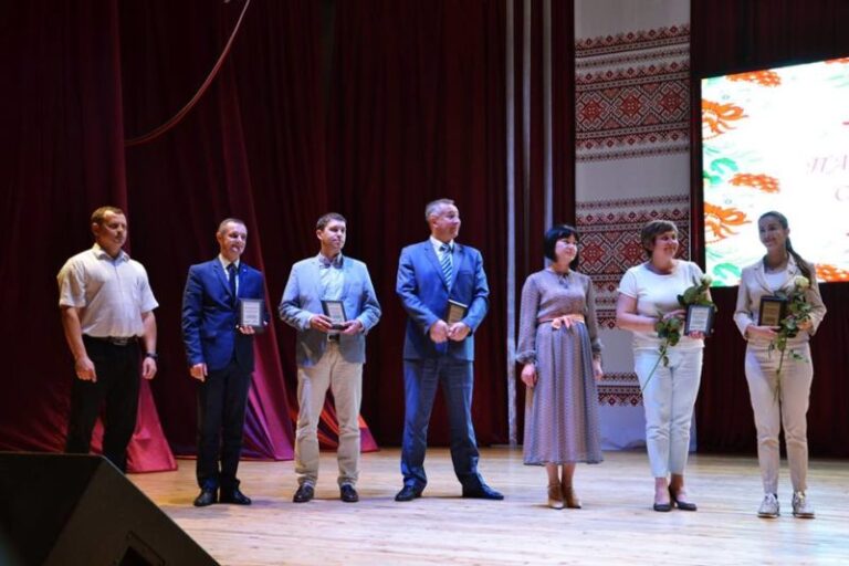 В Івано-Франківську нагородили кращих педагогів та учнів року (ФОТО)