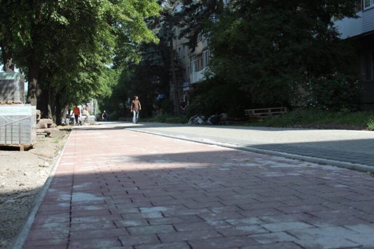 На Галицькій продовжують облаштовувати велодоріжку (ФОТО)