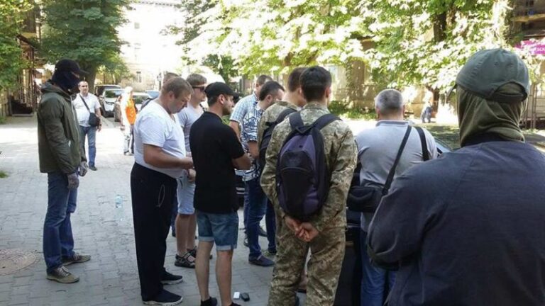 У Франківську та області затримали групу осіб-вимагальників (ВІДЕО, ФОТО)