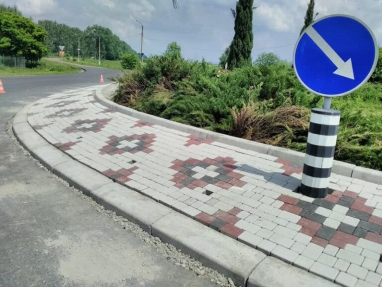 У Калуші облаштовують автомобільне кільце у вигляді вишиванки (ФОТО)