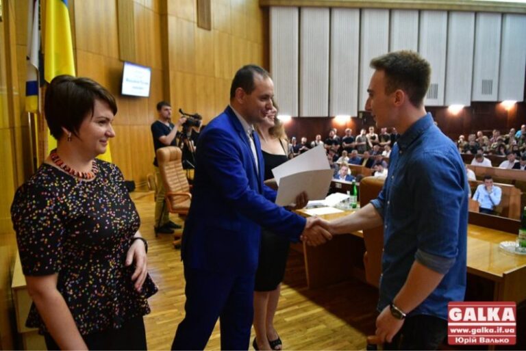 Учні “Школи помічників депутатів” отримали сертифікати про завершення навчання