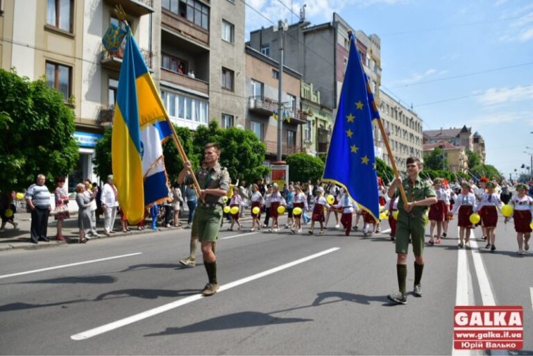 Франківці пройшли урочистою ходою з нагоди Дня міста (ФОТО, ВІДЕО)
