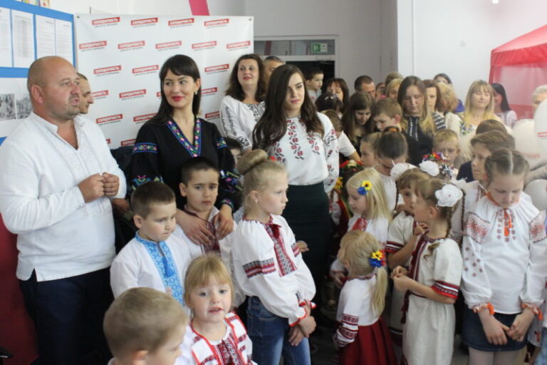 Близько 500 юних франківців вчили англійську на безкоштовних курсах