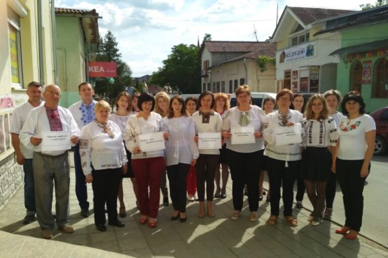 На Прикарпатті провели флешмоб проти зарплати “в конверті” (ФОТО)