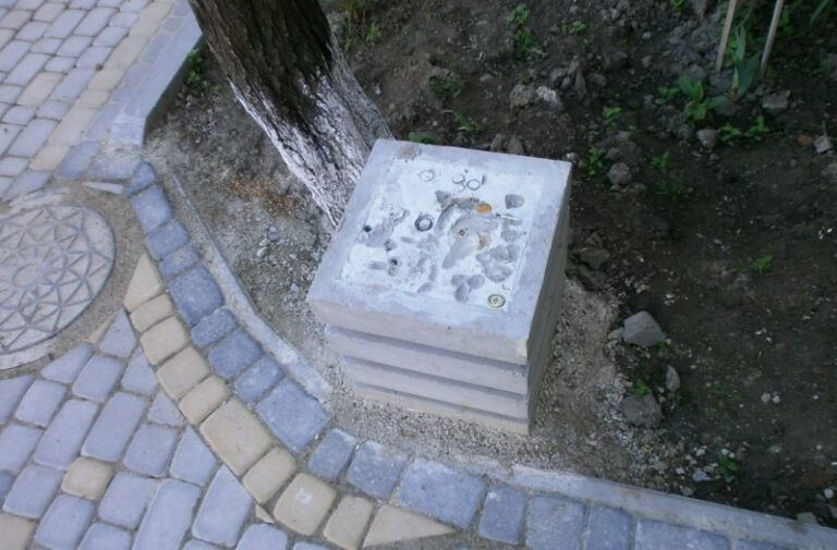 Франківка зацементувала урну, бо «ніхто не прибиратиме сміття» (ФОТО)