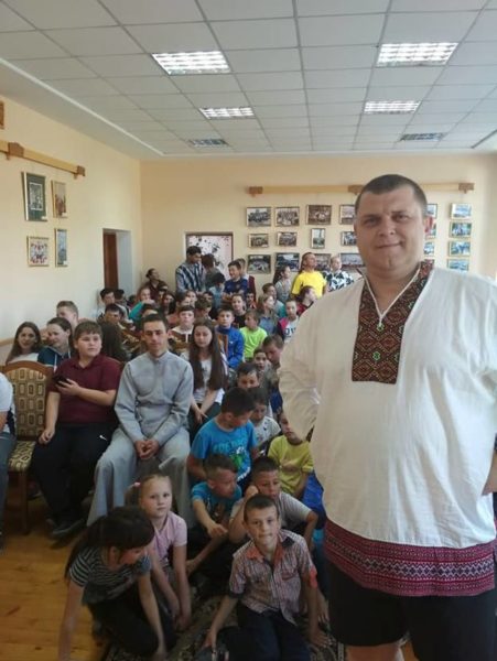Богатир показав прикарпатським школярам, як скручує цвяхи та надуває грілку (ФОТО)