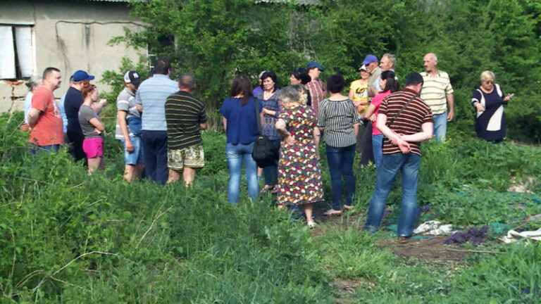 Cморід та забруднена вода: коломияни нарікають на роботу консервного заводу (ВІДЕО)