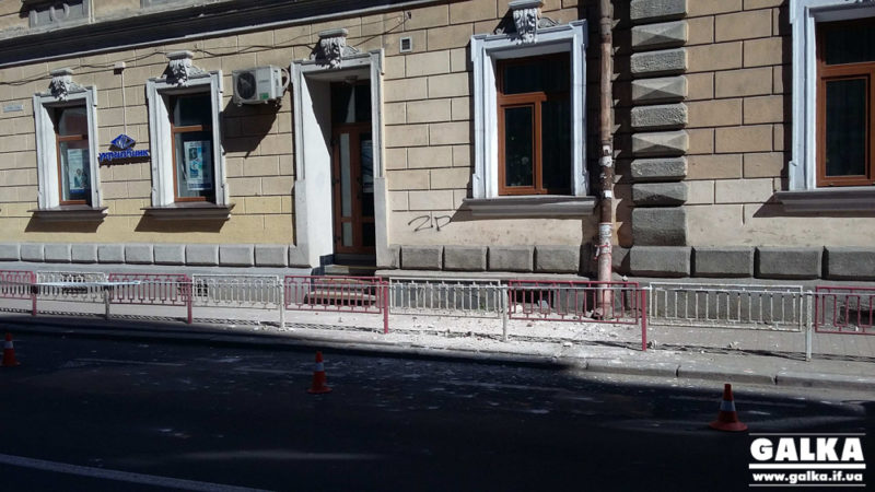 На Січових стрільців – черговий обвал балкону