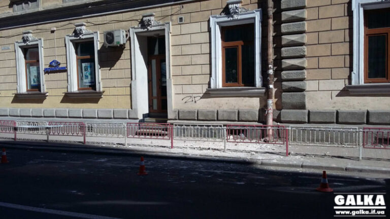 Комунальники розповіли, яка доля чекає обвалений будинок на Січових Стрільців