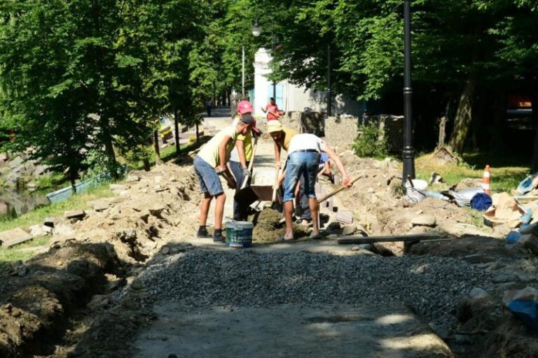У парку Шевченка продовжують облаштовувати пішохідні території (ФОТО)