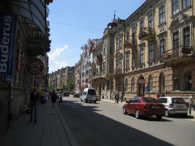 Нові автомобільні кільця та гранітна плитка. У Франківську повністю відремонтують вулицю Мазепи
